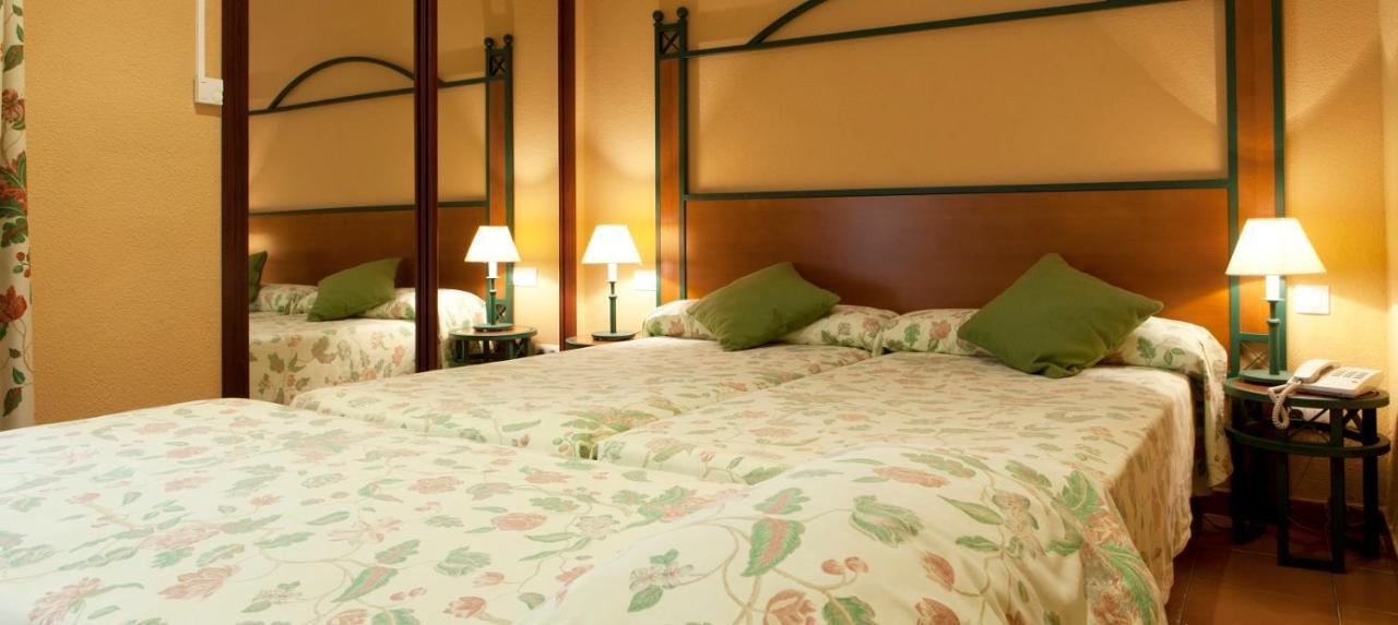 Chambre Triple (2 Adultes & 1 Enfant)