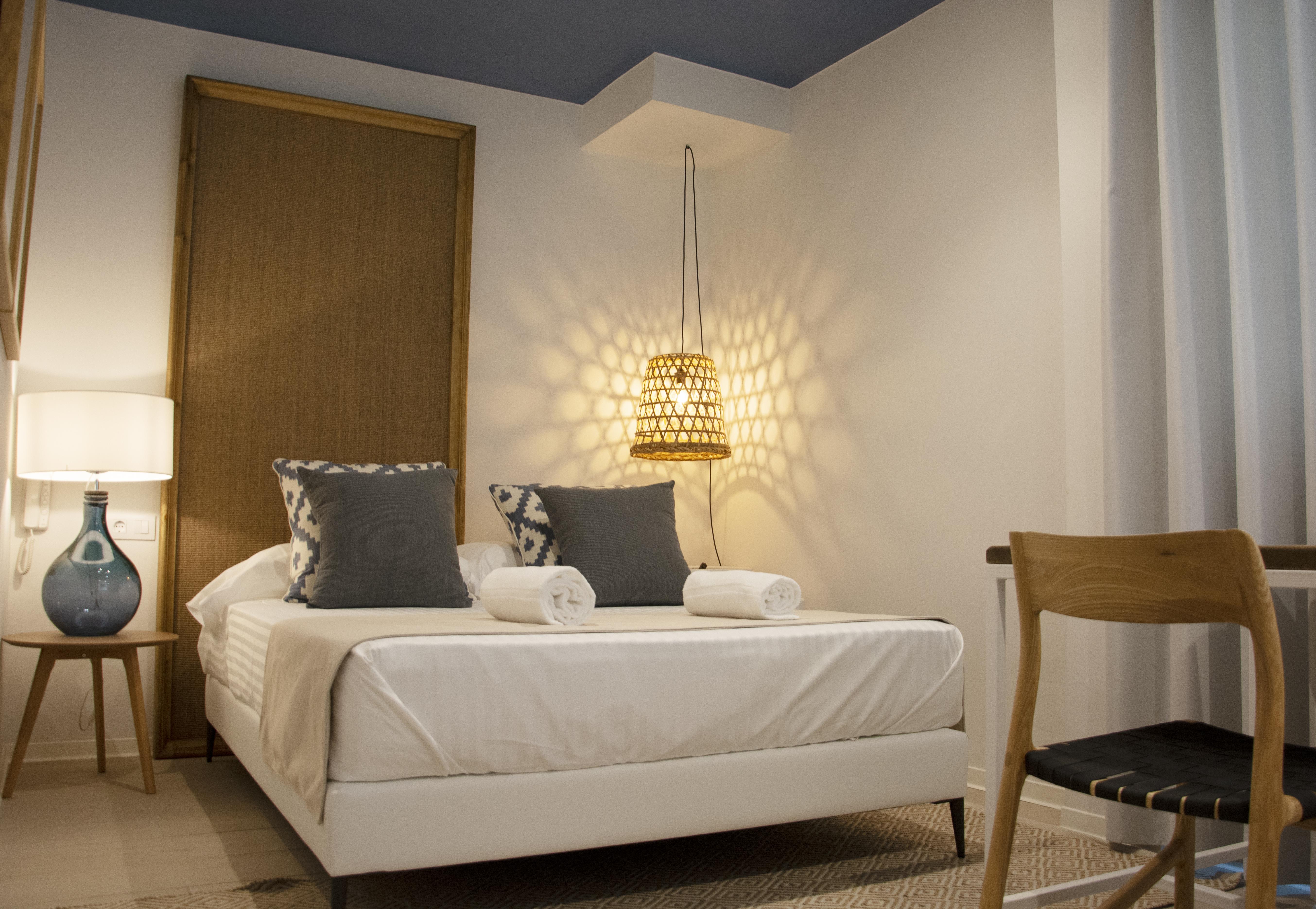 Standard Double or Twin Room,831431420:JPEG