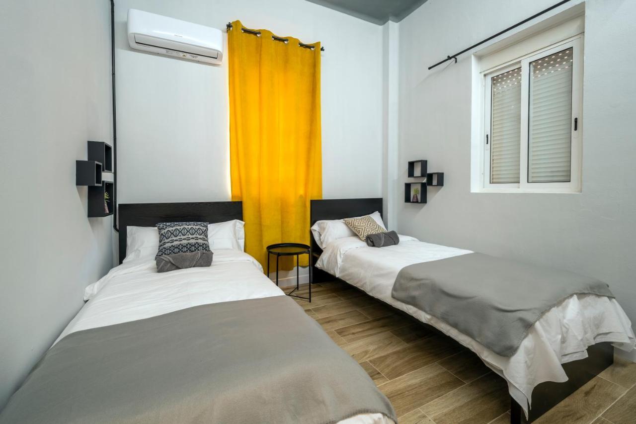 Quarto com Cama de Casal ou 2 de Solteiro e Banheiro Compartilhado