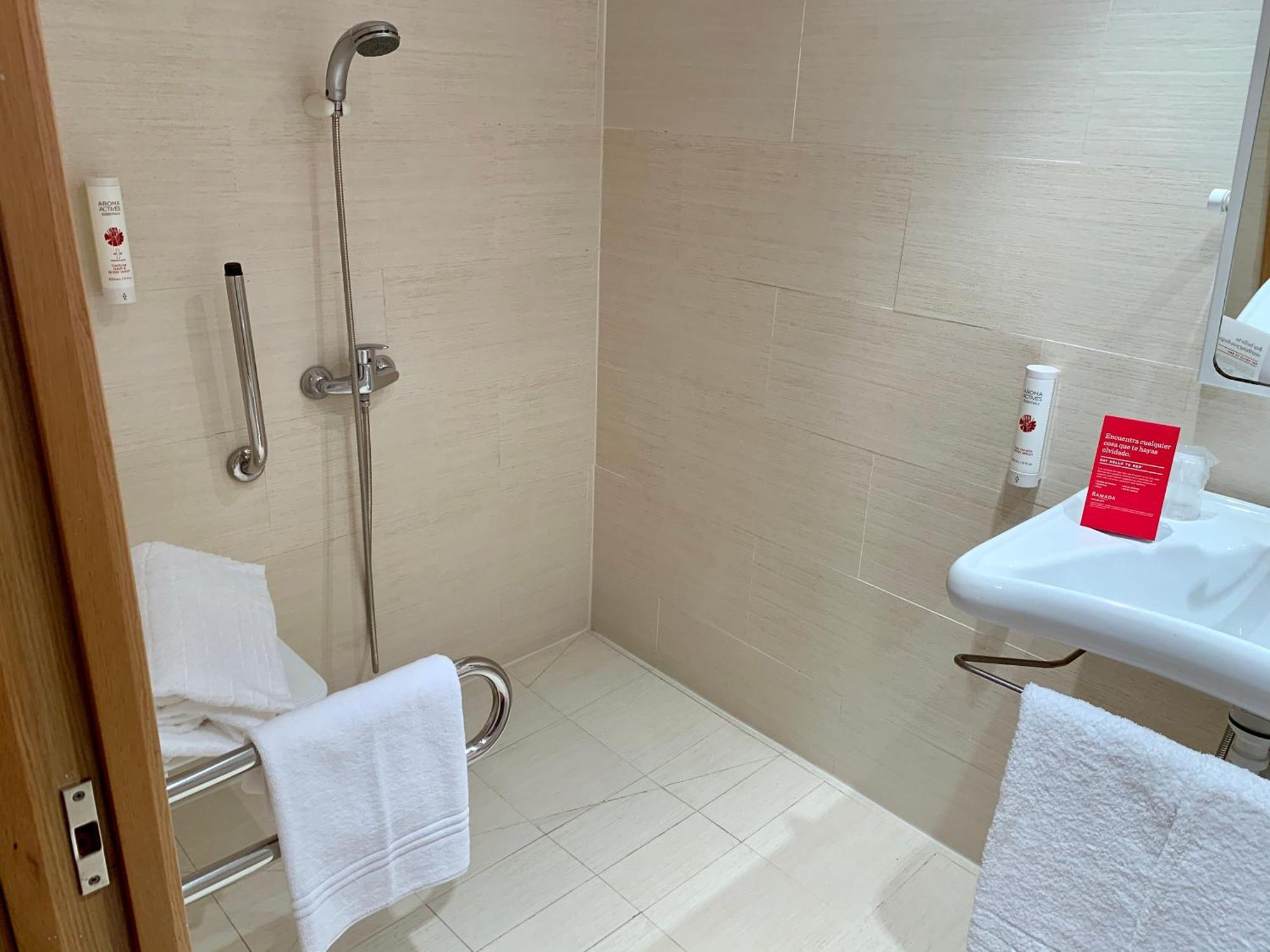 Twin Room - Mobility Access/Non-Smoking,1739367565:JPEG