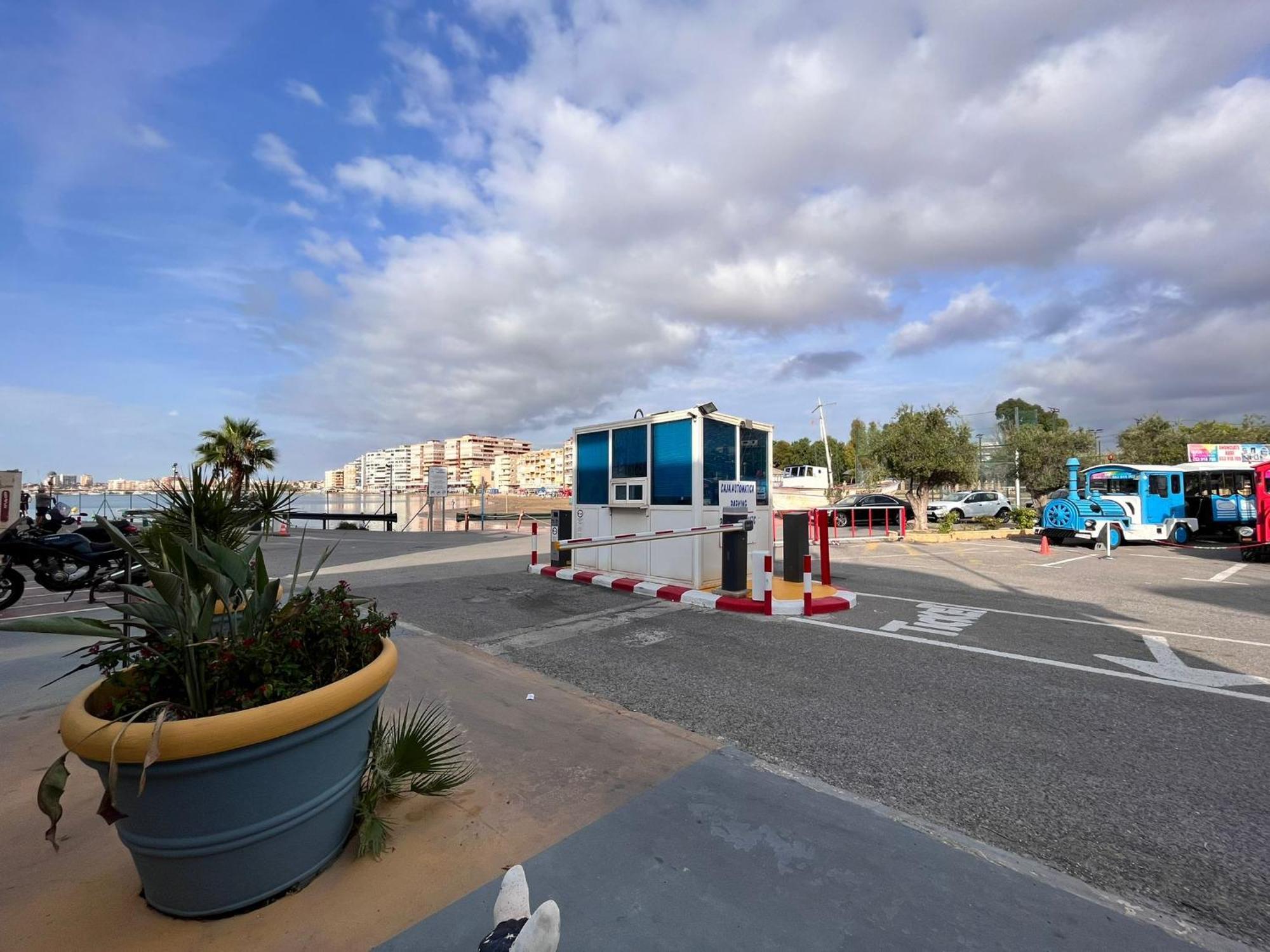 Studio (2 Adults),1584396684:JPEG