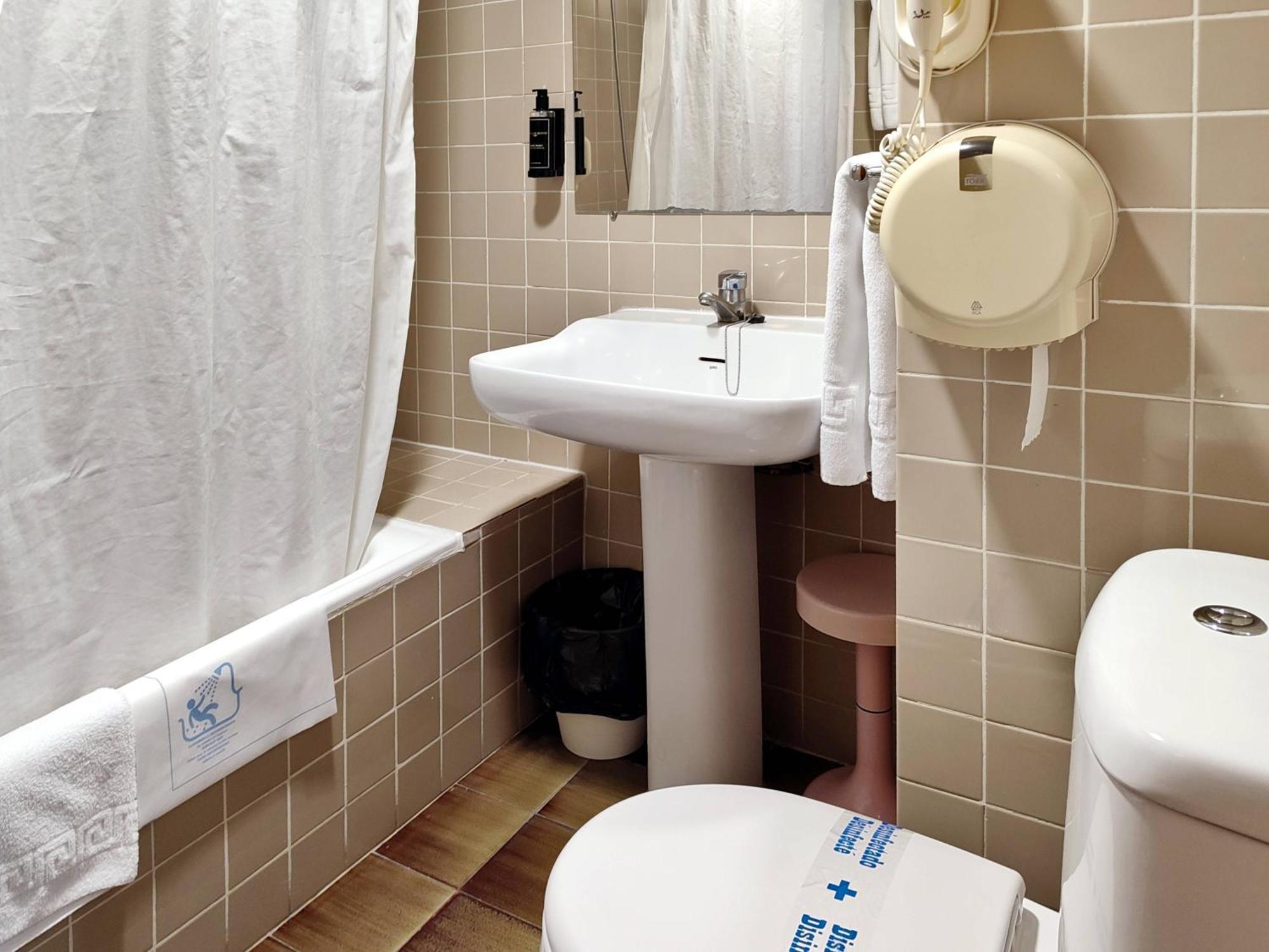 Twin Room,1557075010:JPEG