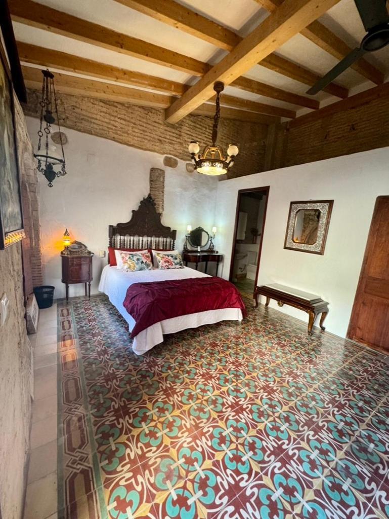 Habitación con cama extragrande y balcón