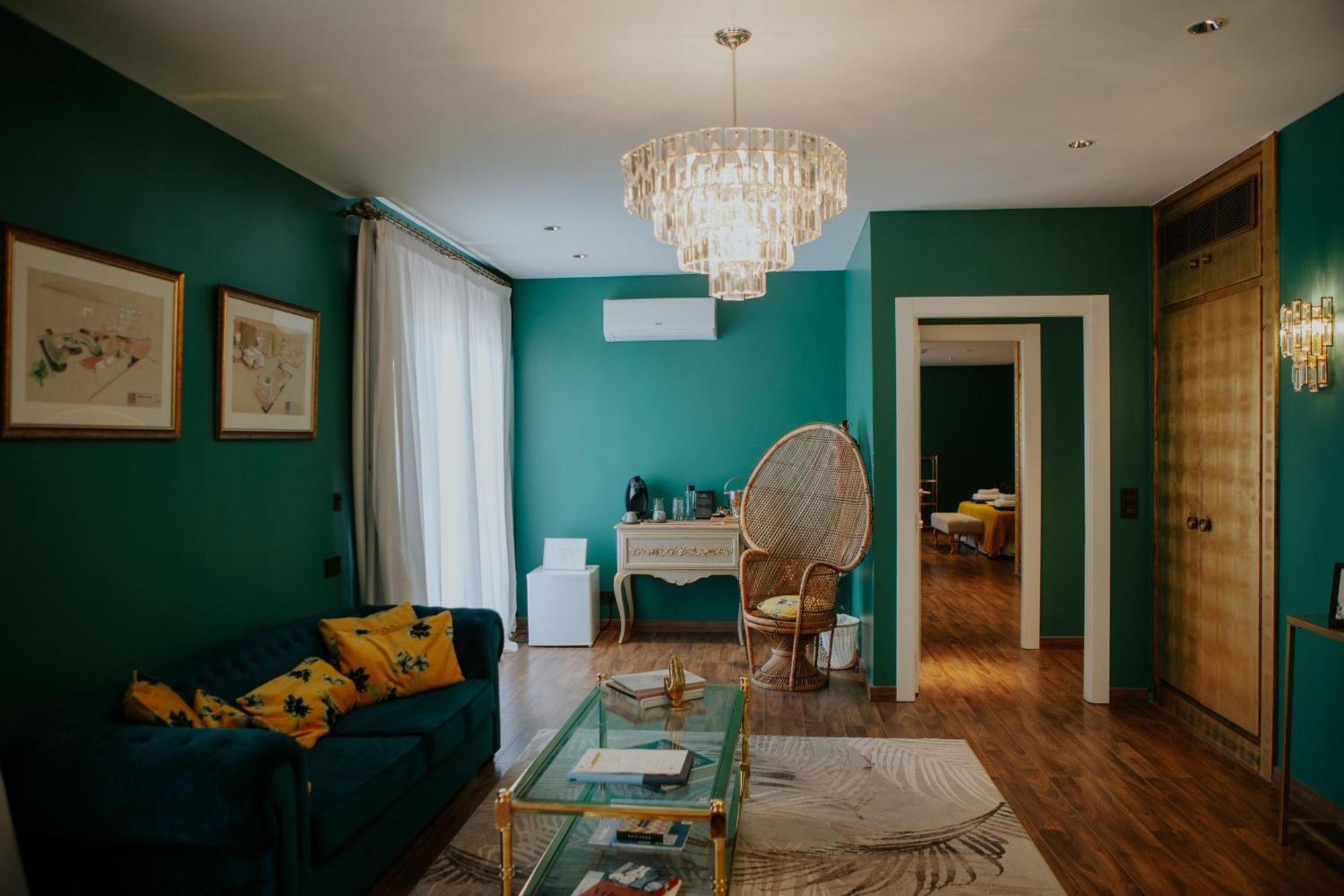 Deluxe Family Room,1624344845:JPEG