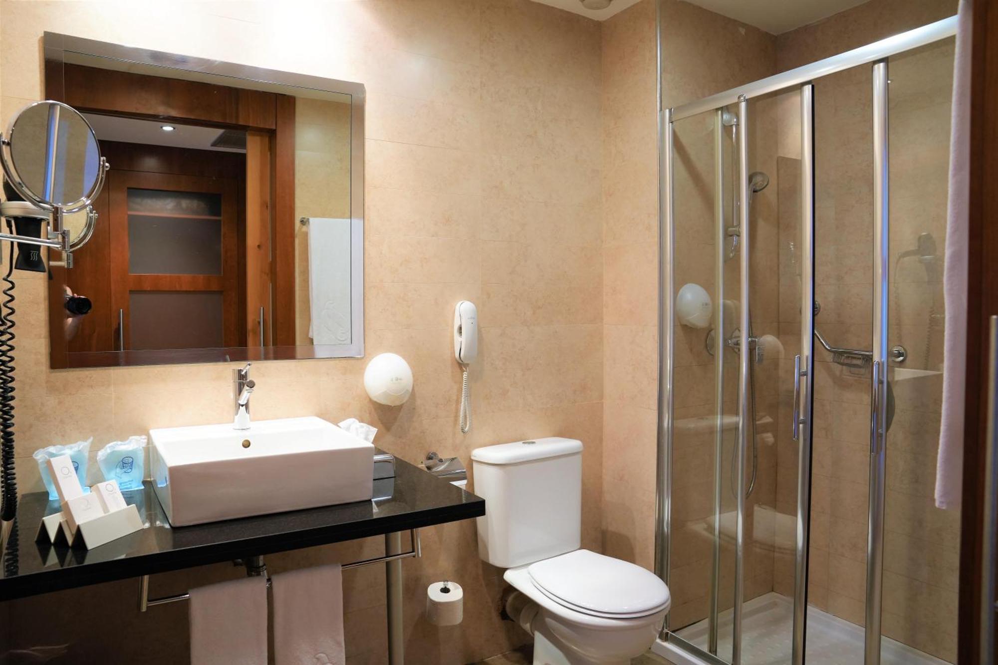 Twin Room with Airport Transfer (2 Adults),1636734982:JPEG