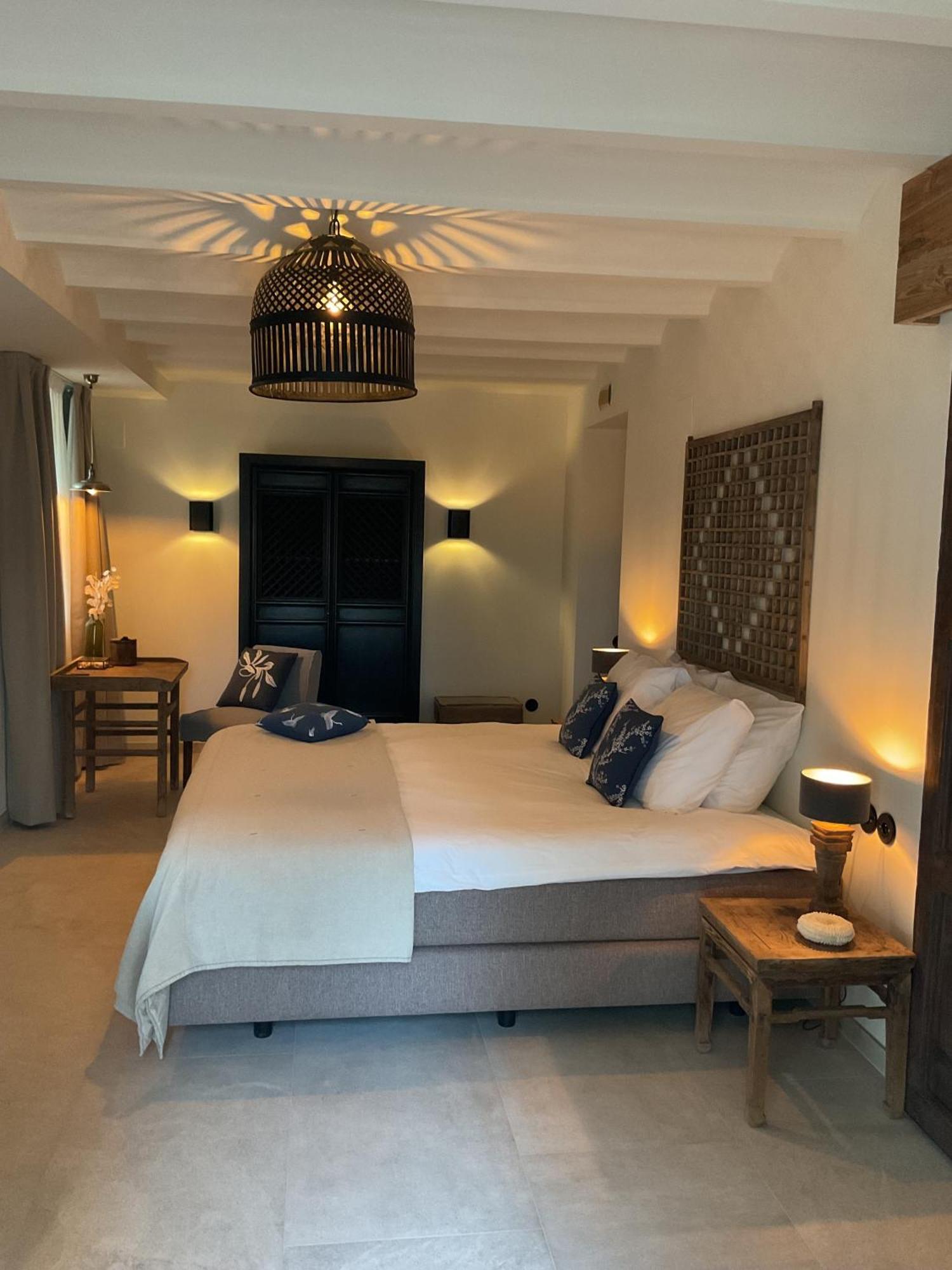 Deluxe Double Room Bath,1637585171:JPEG