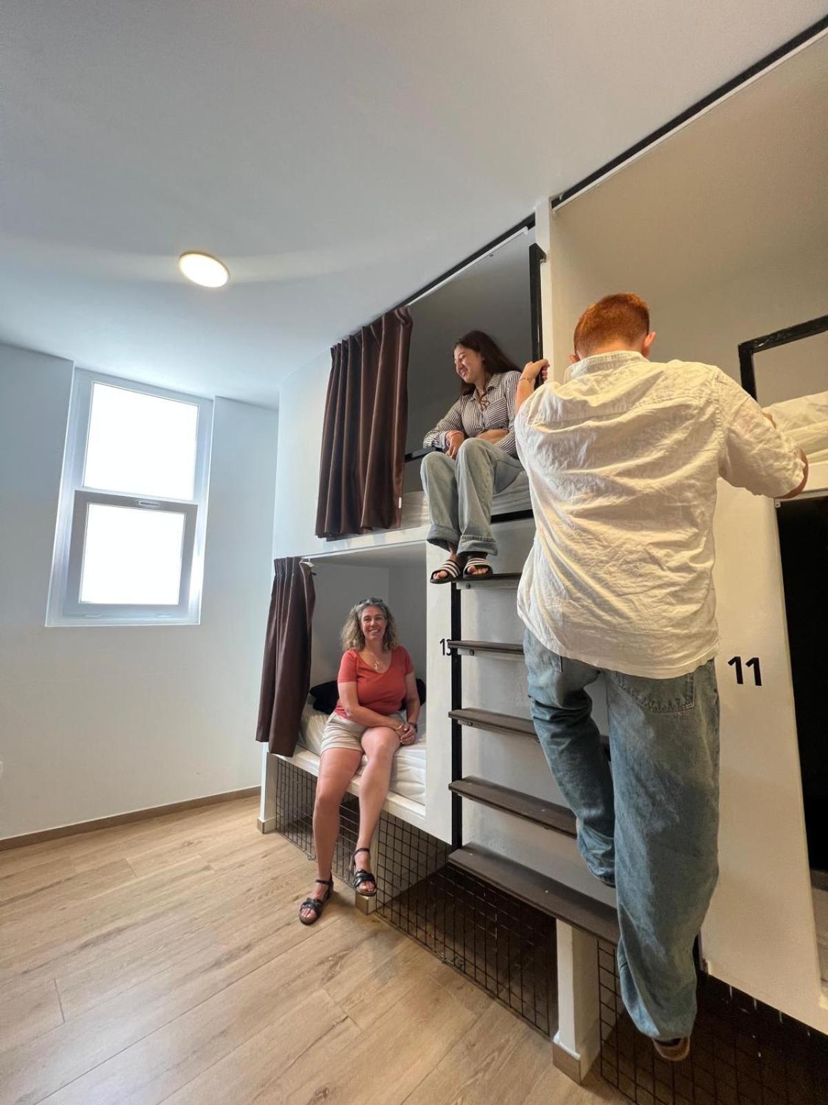 Cama em Dormitório Misto com 8 Camas