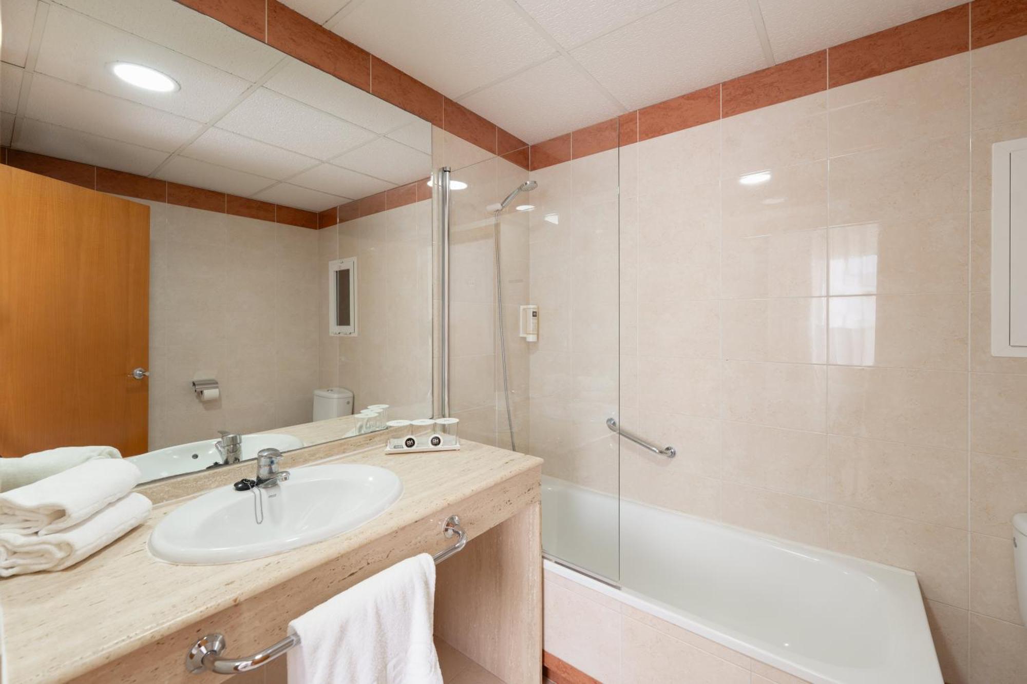 Twin Room with Terrace (2 Adults),1680577704:JPEG