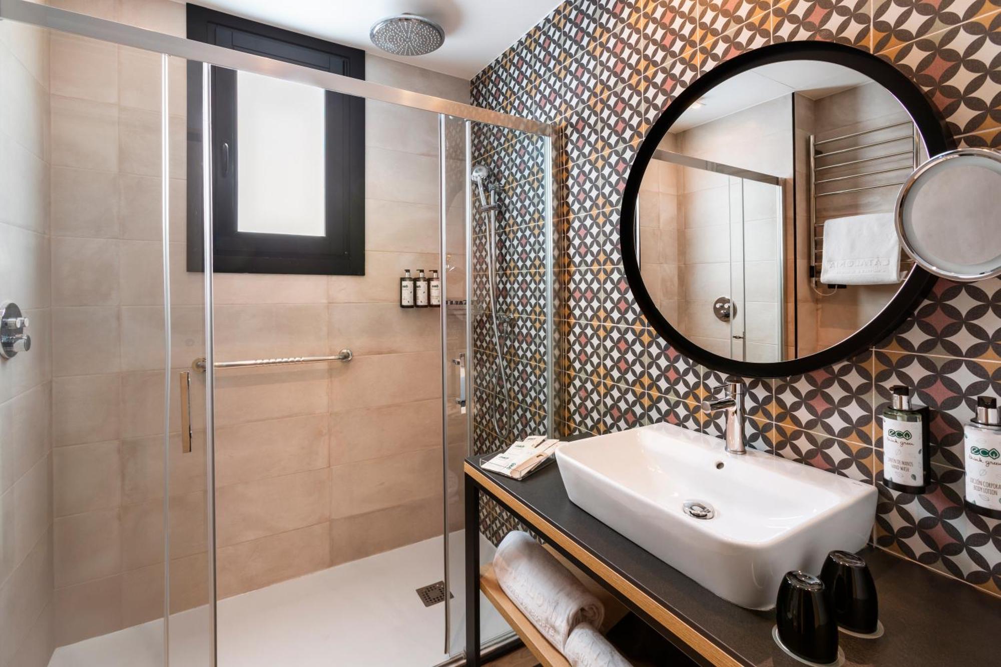 Quarto Superior com Cama de Casal ou 2 de Solteiro, Terraço e Piscina