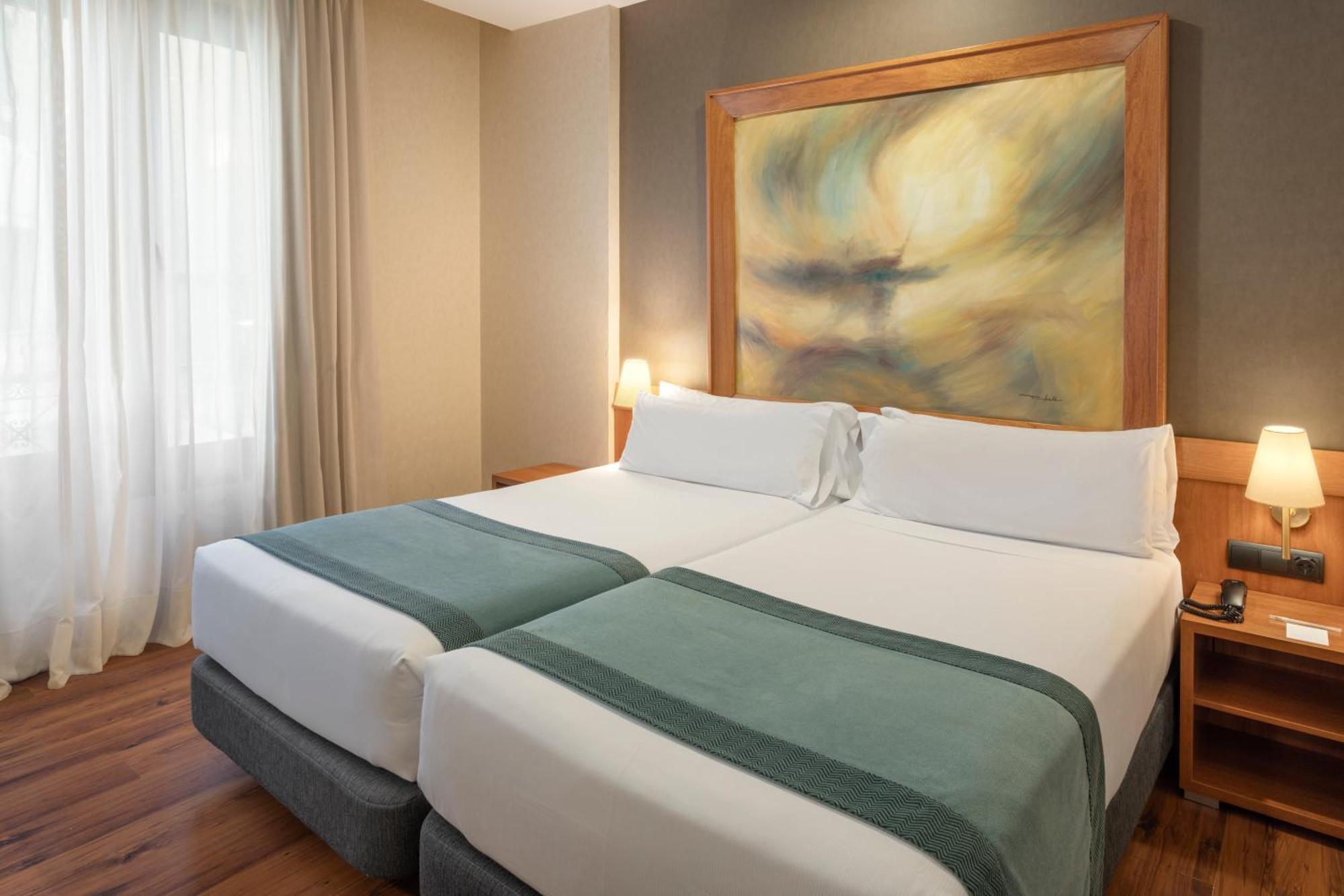 Quarto com Cama de Casal ou 2 de Solteiro