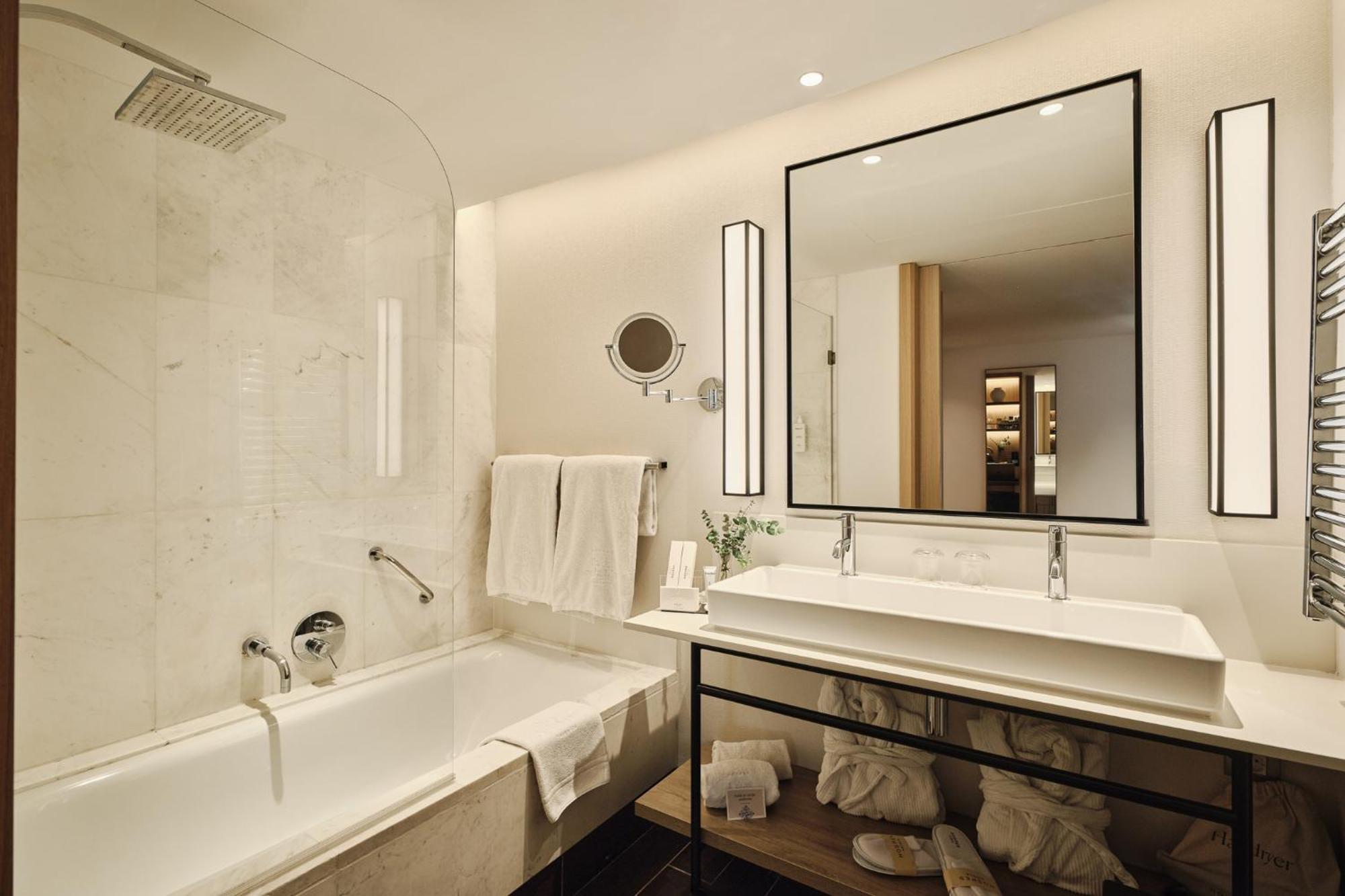 Deluxe Double Room,1746818085:JPEG