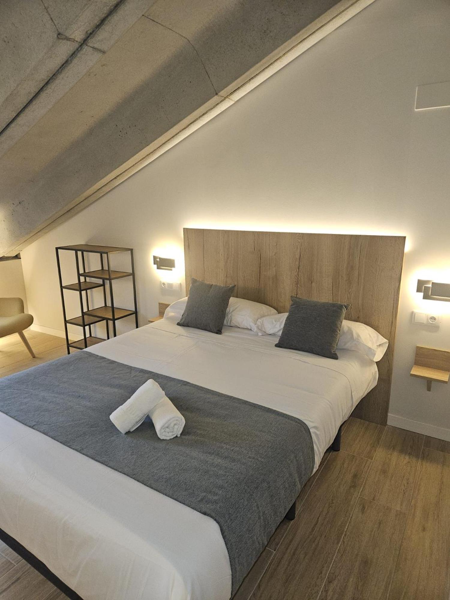 Habitación con cama grande