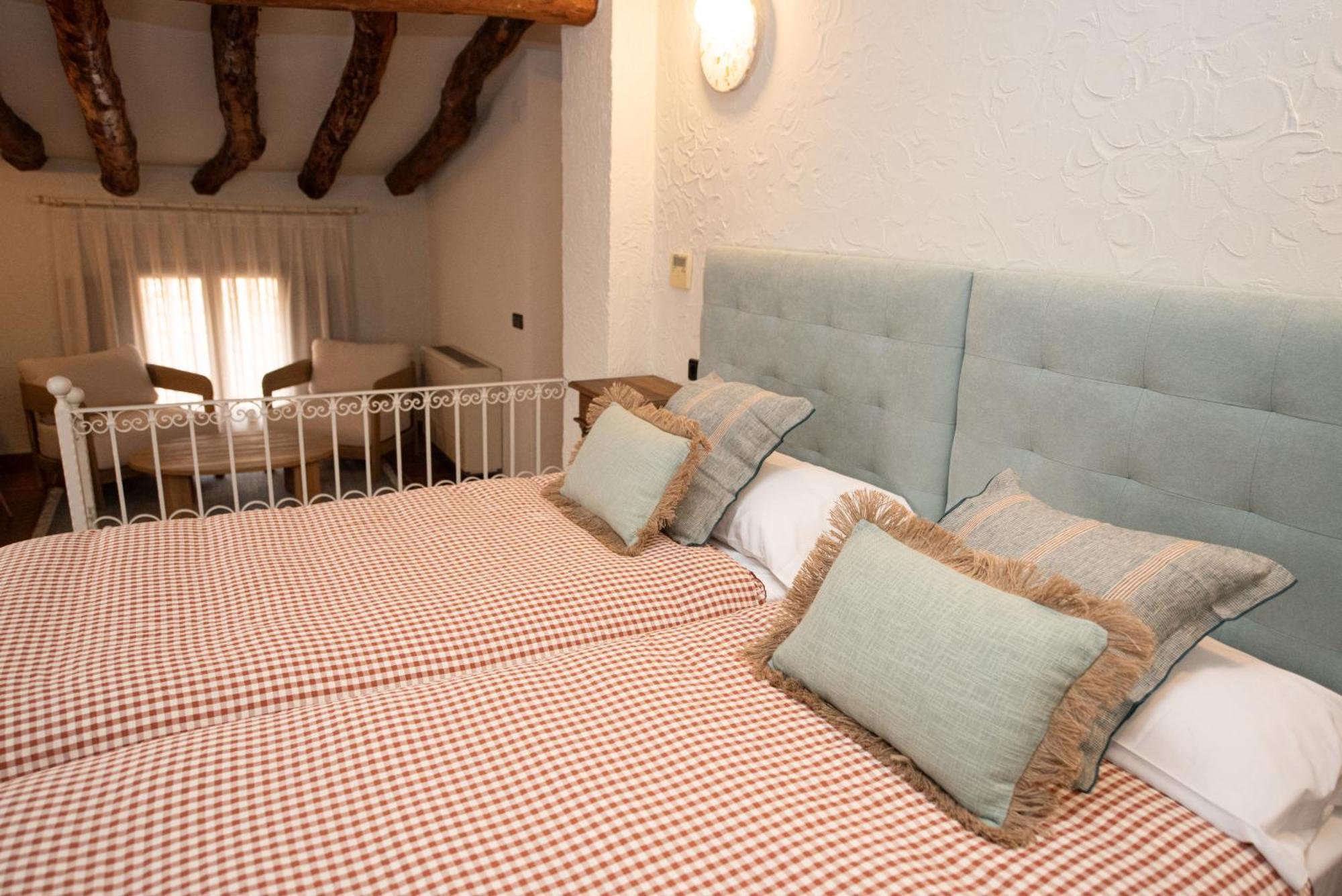 Twin Room,1756538727:JPEG