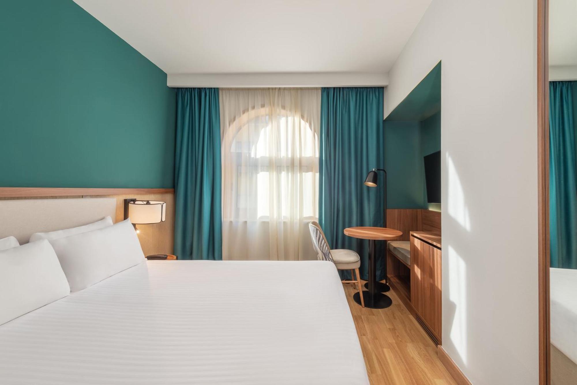 Standard Queen Room