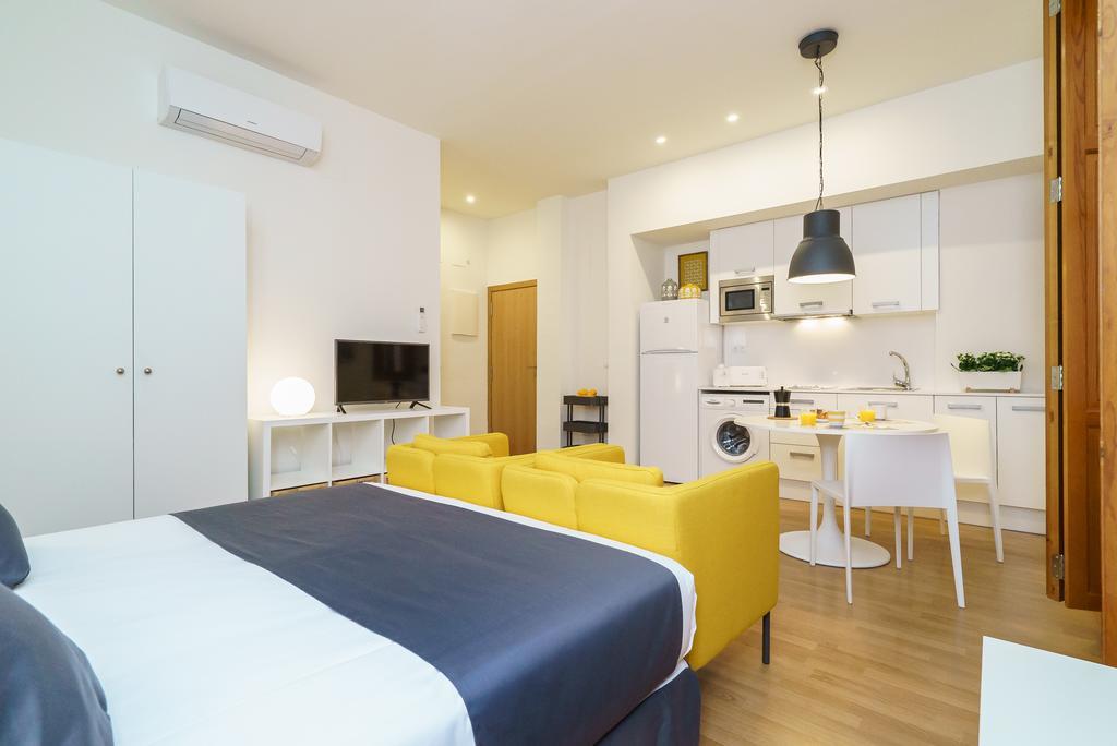 Studio with Balcony (2 Adults),186756840:JPEG