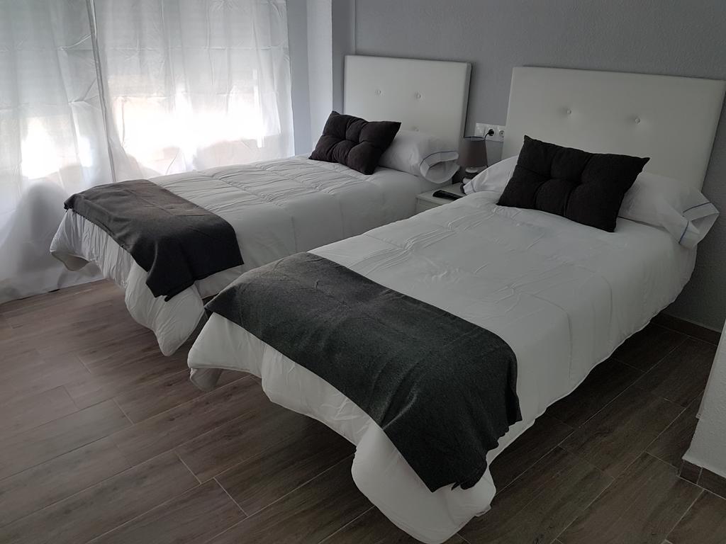 Standard Twin Room with Shared Bathroom,433065330:JPEG