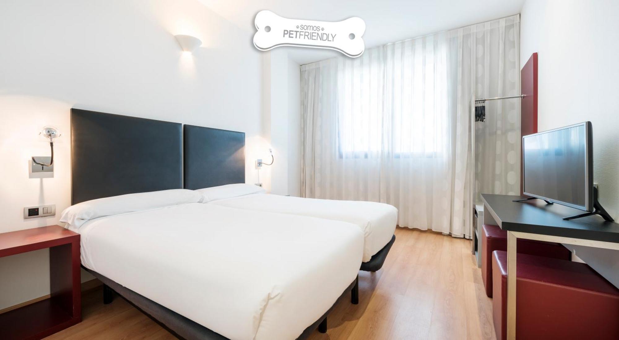 Quarto com 2 Camas de Solteiro - Aceita Animais de Estimação