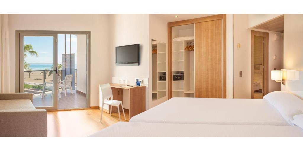 Chambre Lits Jumeaux avec Terrasse - Vue Partielle sur Mer (2 Adultes + 1 Enfant)