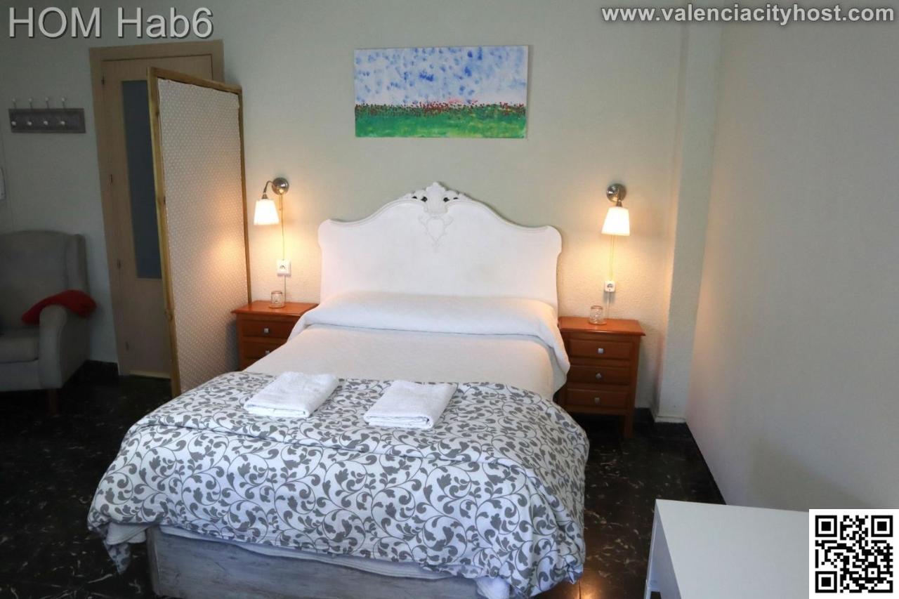 Grote Tweepersoonskamer met Gedeelde Badkamer.