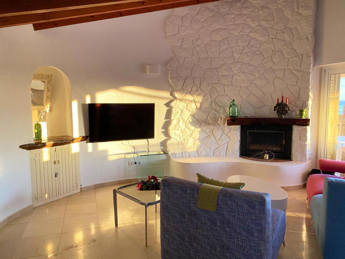 Three-Bedroom House,964851448:JPEG