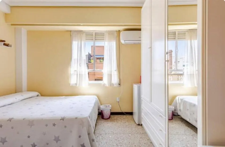 Se alquila una habitación doble con aire acondicionado-1