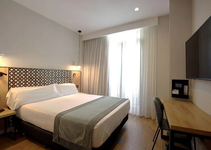 Valencia Hotels near Cabinet War Rooms with parking